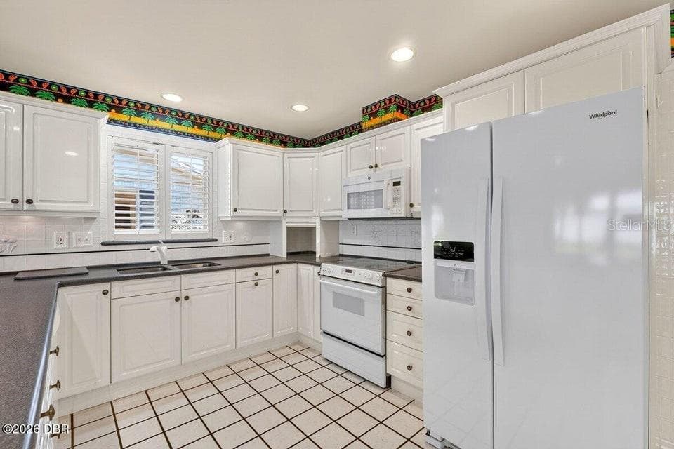 448 RIVERSIDE DRIVE photo 12