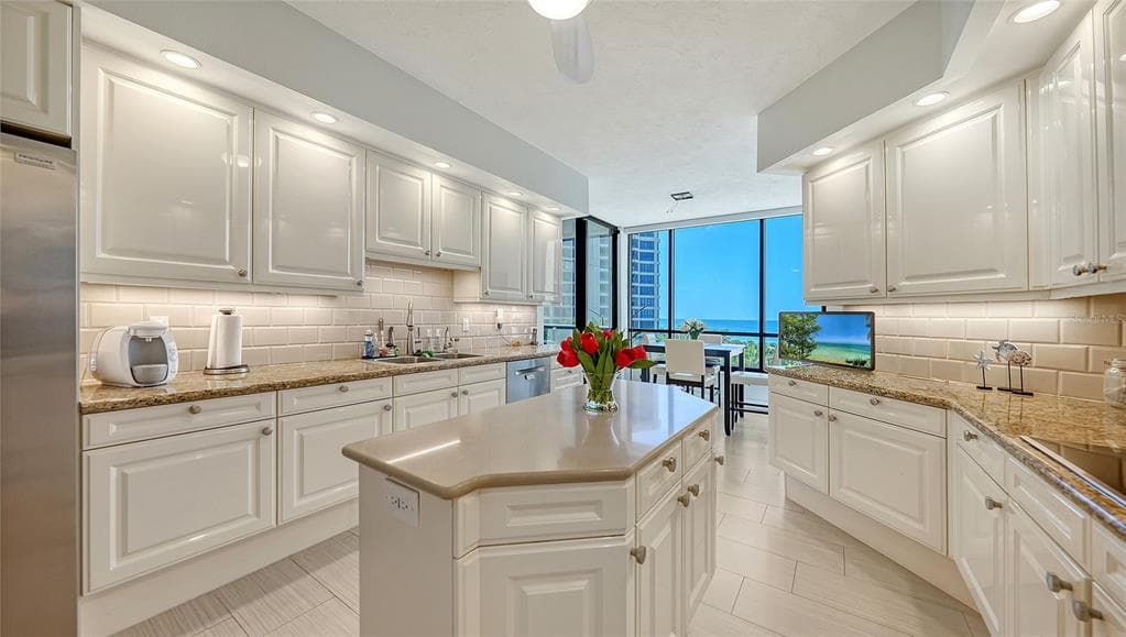 1241 GULF OF MEXICO DRIVE 303 photo 22