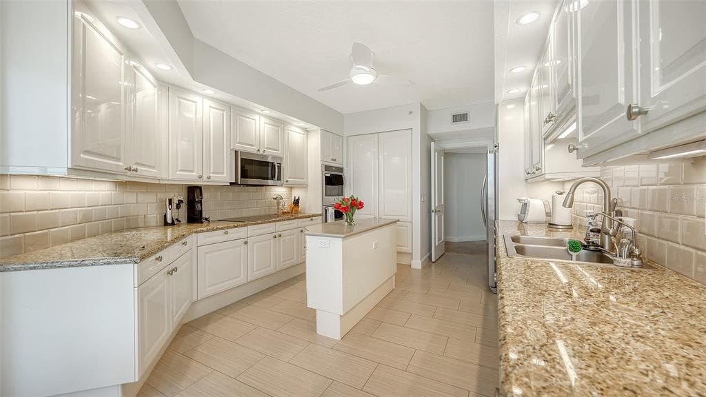 1241 GULF OF MEXICO DRIVE 303 photo 25