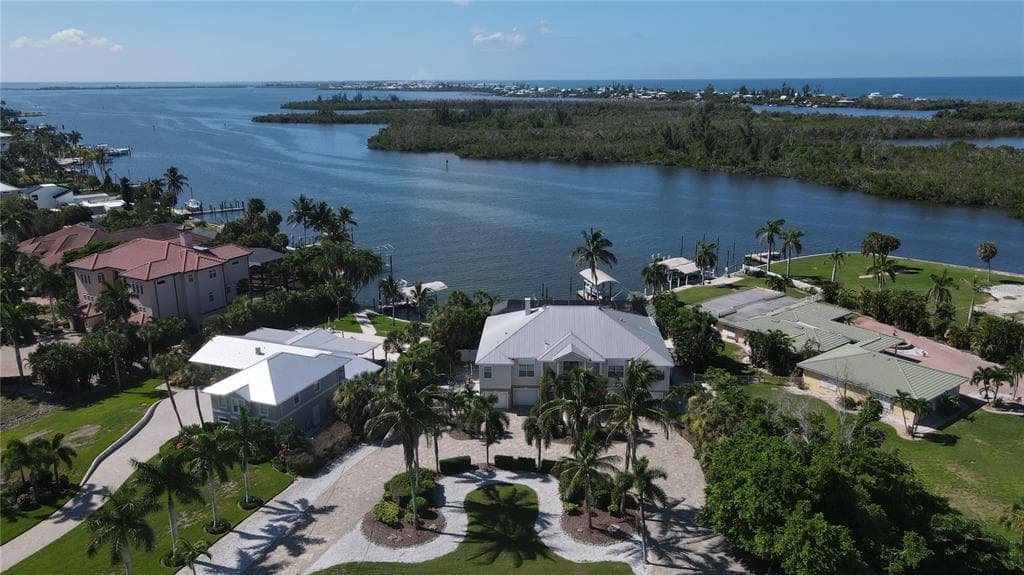 100 BUCCANEER BEND photo 2