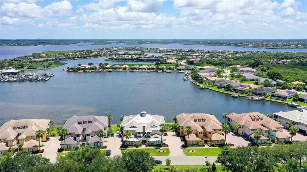 1041 RIVERSCAPE STREET 1041 photo 3