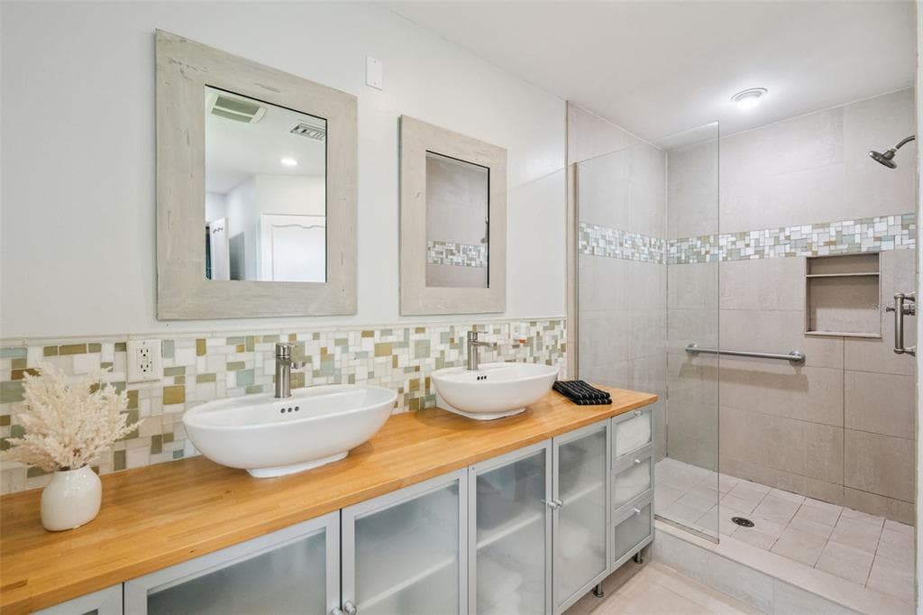 2422 TOPPING PLACE photo 12