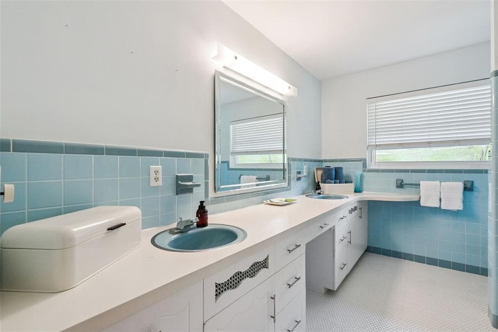 2422 TOPPING PLACE photo 14