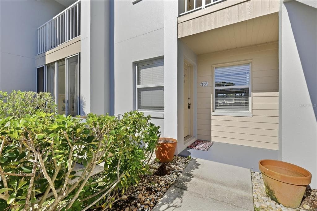427 CERROMAR LANE 356 photo 4