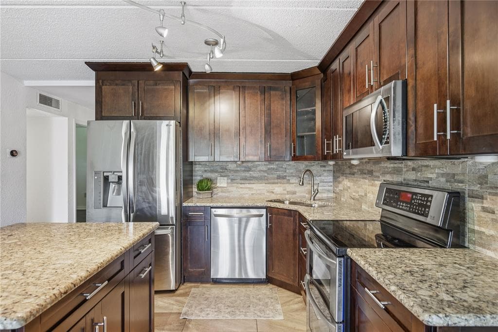 821 DELEON COURT 109 photo 14
