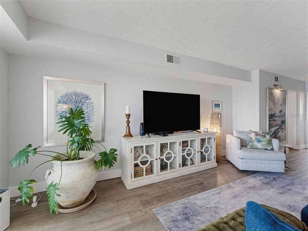 1868 SHORE DRIVE S 511 photo 23