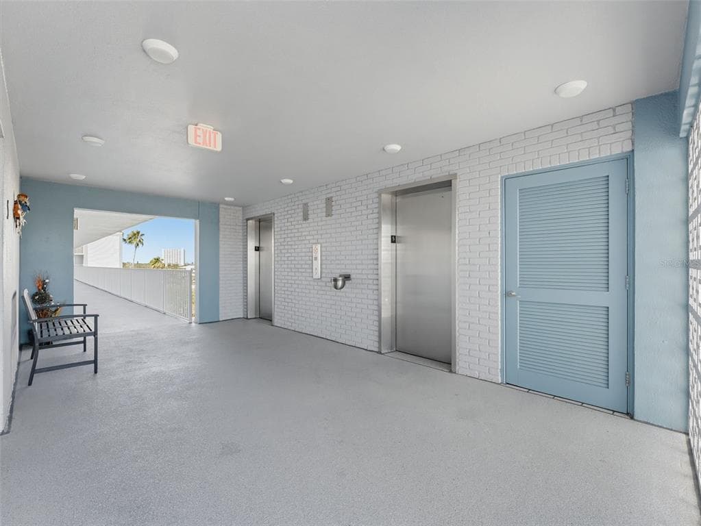 1868 SHORE DRIVE S 511 photo 7