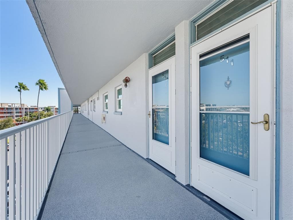 1868 SHORE DRIVE S 511 photo 5
