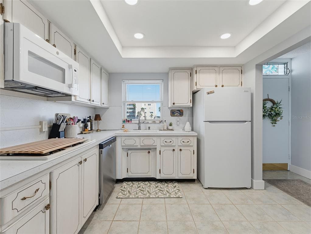 1868 SHORE DRIVE S 511 photo 14