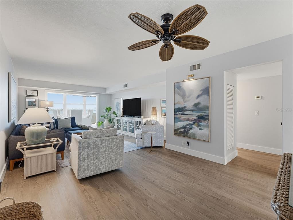 1868 SHORE DRIVE S 511 photo 18